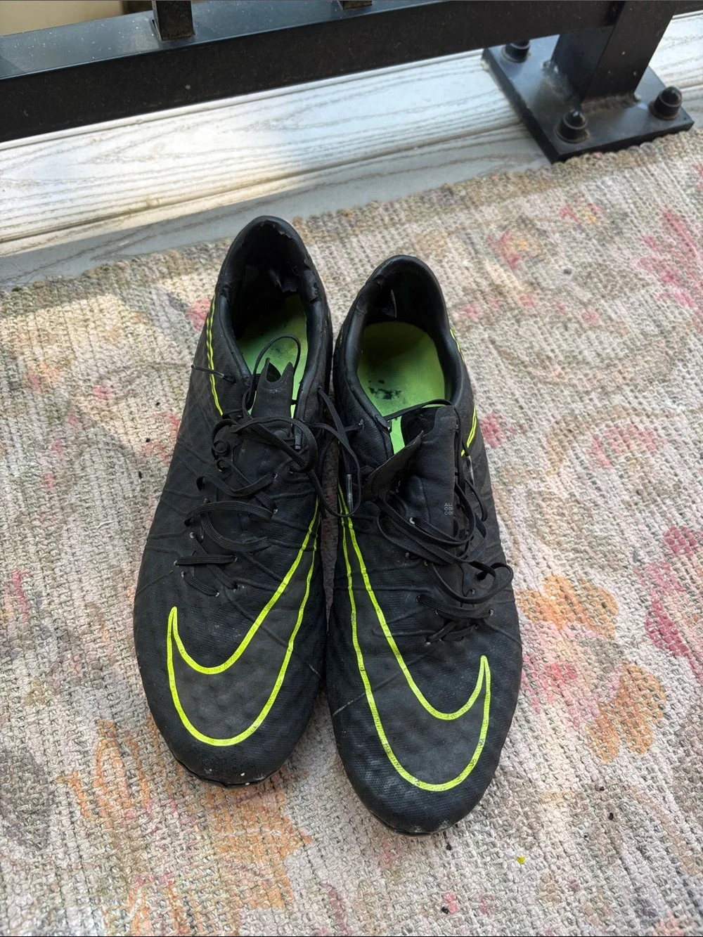 Nike Men's Black Athletic Shoes with Neon Yellow Accents